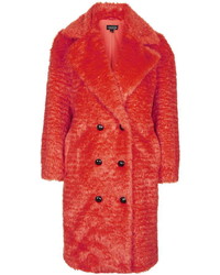 roter flauschiger Mantel