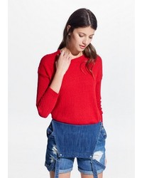 roter flauschiger Pullover mit einem Rundhalsausschnitt