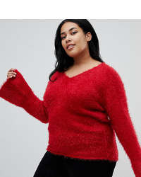 roter flauschiger Pullover mit einem V-Ausschnitt