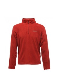 roter Fleece-Pullover mit einem Reißverschluss am Kragen von Regatta