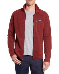 roter Fleece-Pullover mit einem Reißverschluß