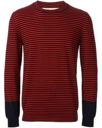 roter horizontal gestreifter Pullover mit einem Rundhalsausschnitt