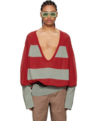roter horizontal gestreifter Pullover mit einem V-Ausschnitt