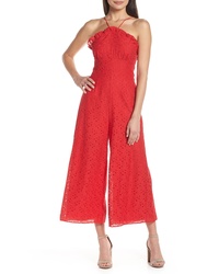 roter Jumpsuit aus Spitze mit Rüschen