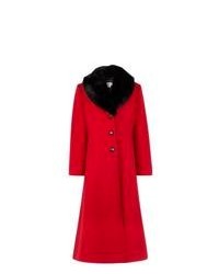 roter Mantel mit einem Pelzkragen