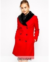 roter Mantel mit einem Pelzkragen