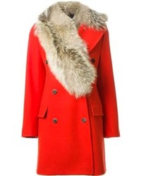 roter Mantel mit einem Pelzkragen von MSGM