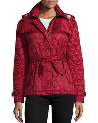 roter Parka mit Schottenmuster