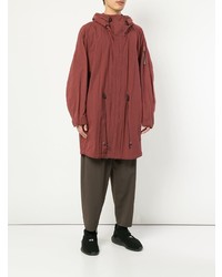 roter Parka von Kazuyuki Kumagai