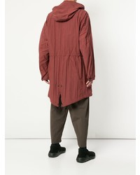 roter Parka von Kazuyuki Kumagai