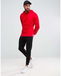 roter Pullover mit einem Kapuze