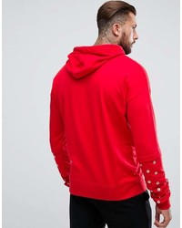 roter Pullover mit einem Kapuze