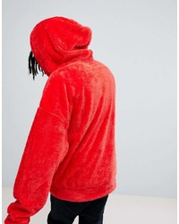 roter Pullover mit einem Kapuze