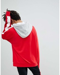 roter Pullover mit einem Kapuze