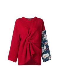 roter Pullover mit einem Rundhalsausschnitt mit Blumenmuster
