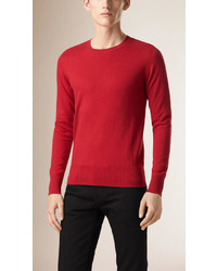 roter Pullover mit einem Rundhalsausschnitt mit Karomuster