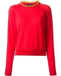 roter Pullover mit einem Rundhalsausschnitt