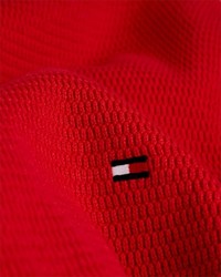 roter Pullover mit einem Rundhalsausschnitt von Tommy Hilfiger