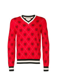roter Pullover mit einem V-Ausschnitt mit Argyle-Muster