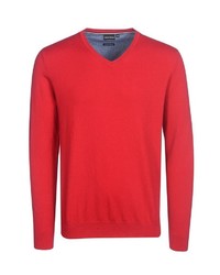 roter Pullover mit einem V-Ausschnitt von Bernd Berger