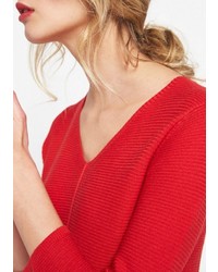 roter Pullover mit einem V-Ausschnitt von Comma