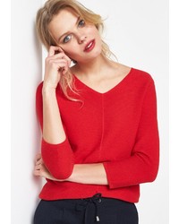 roter Pullover mit einem V-Ausschnitt von Comma