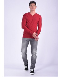 roter Pullover mit einem V-Ausschnitt von Kaporal