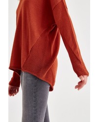 roter Pullover mit einem V-Ausschnitt von OXXO