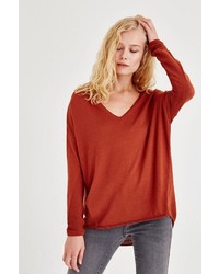 roter Pullover mit einem V-Ausschnitt von OXXO