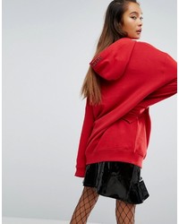 roter Pullover mit einer Kapuze