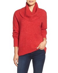 roter Pullover mit einer weiten Rollkragen