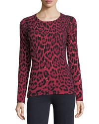 roter Pullover mit Leopardenmuster
