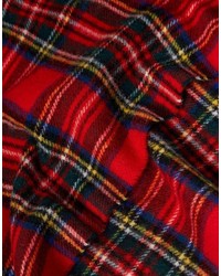 roter Schal mit Schottenmuster