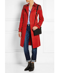 roter Trenchcoat