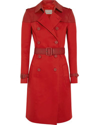 roter Trenchcoat
