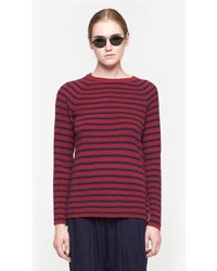 roter und dunkelblauer horizontal gestreifter Pullover mit einem Rundhalsausschnitt