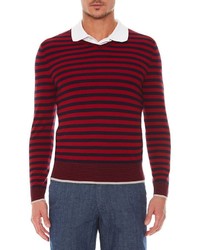 roter und dunkelblauer horizontal gestreifter Pullover mit einem V-Ausschnitt