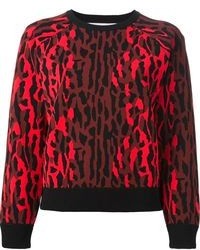roter und schwarzer Pullover mit einem Rundhalsausschnitt mit Leopardenmuster