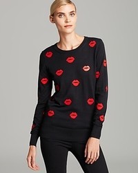 roter und schwarzer Pullover mit einem Rundhalsausschnitt