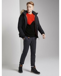 roter und schwarzer Pullover mit einem Rundhalsausschnitt von Tom Tailor Denim