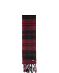 roter und schwarzer Schal mit Schottenmuster