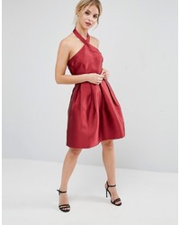rotes ausgestelltes Kleid aus Satin