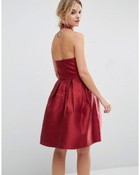 rotes ausgestelltes Kleid aus Satin