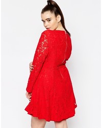 rotes ausgestelltes Kleid aus Spitze