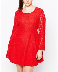 rotes ausgestelltes Kleid aus Spitze