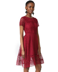 rotes ausgestelltes Kleid aus Spitze von Cupcakes And Cashmere