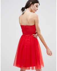 rotes ausgestelltes Kleid aus Tüll