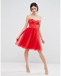 rotes ausgestelltes Kleid aus Tüll
