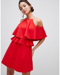 rotes ausgestelltes Kleid mit Rüschen