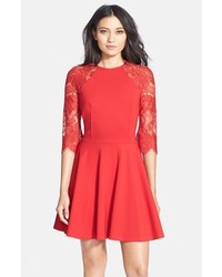 rotes ausgestelltes Kleid